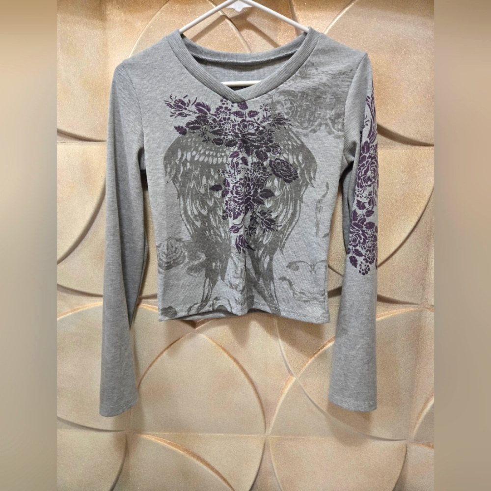 Women's Graphic Long Sleeve Crop Top Size Large Gray - Picture 1 of 4